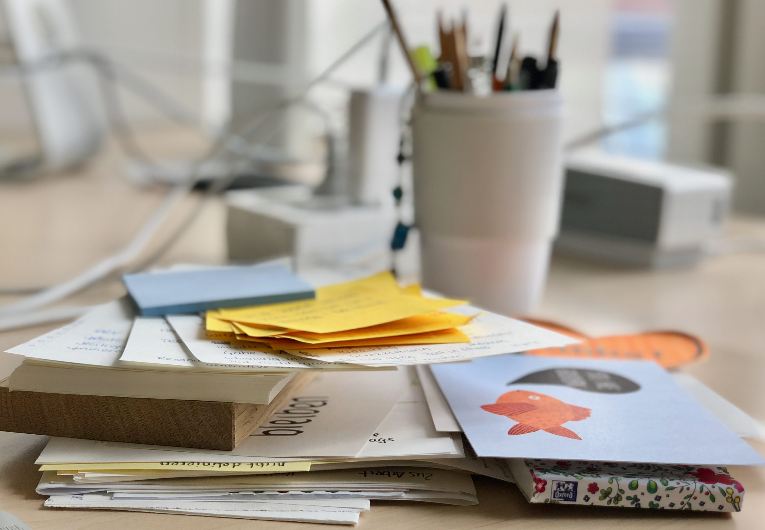 Chaos Schreibtisch Bild