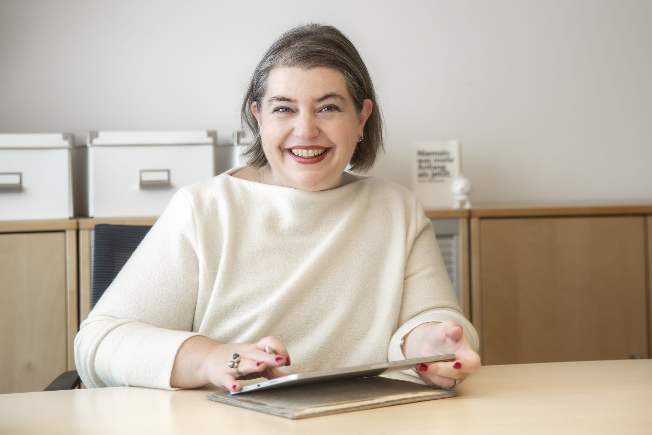 Foto mit ipad Andrea LIKE PAPER